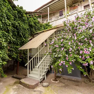 apartment-in-cozy-little-yard.alltbilisihotels.com/